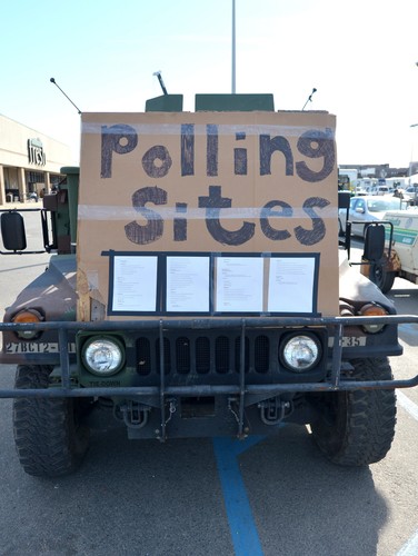 Znaki kierujące do punktu głosowań