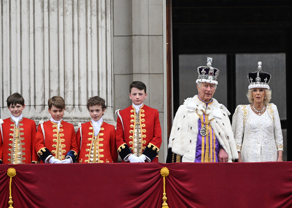 Koronacyjne pozdrowienia na balkonie pałacu Buckingham