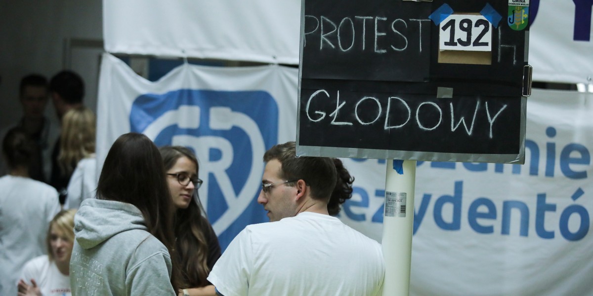 Lekarze rezydenci zawiesili protest na kilka godzin. Decyzję o jego dalszych losach podejmą po spotkaniu z premier Beatą Szydło