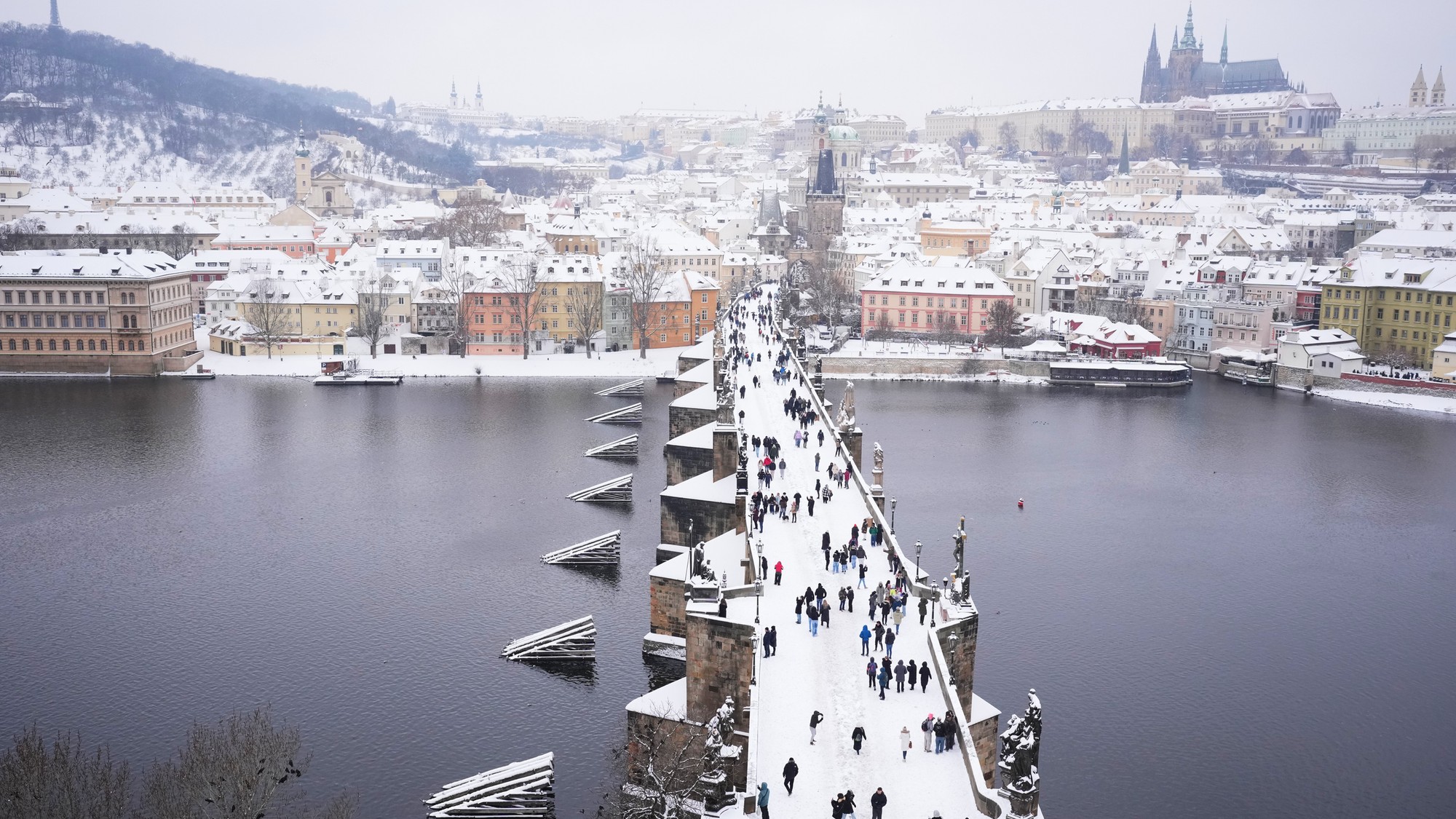 Česko ochromilo masívne sneženie.