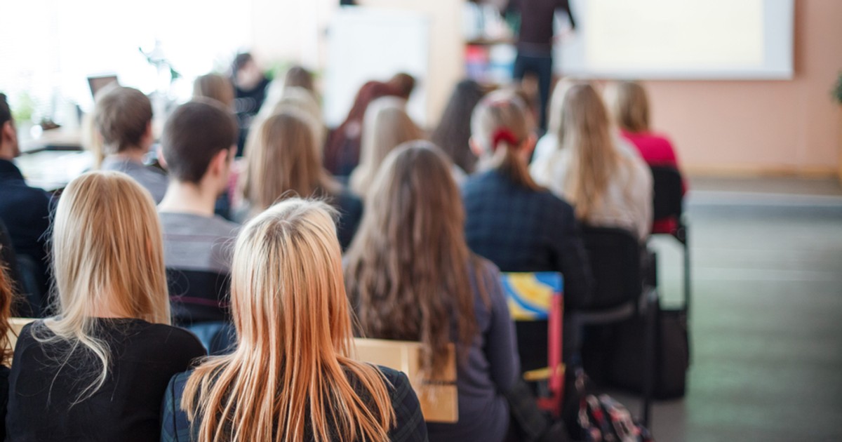 Afera po wulgarnej piosence na rozpoczęciu roku szkolnego. Dyrektorka wydała oświadczenie