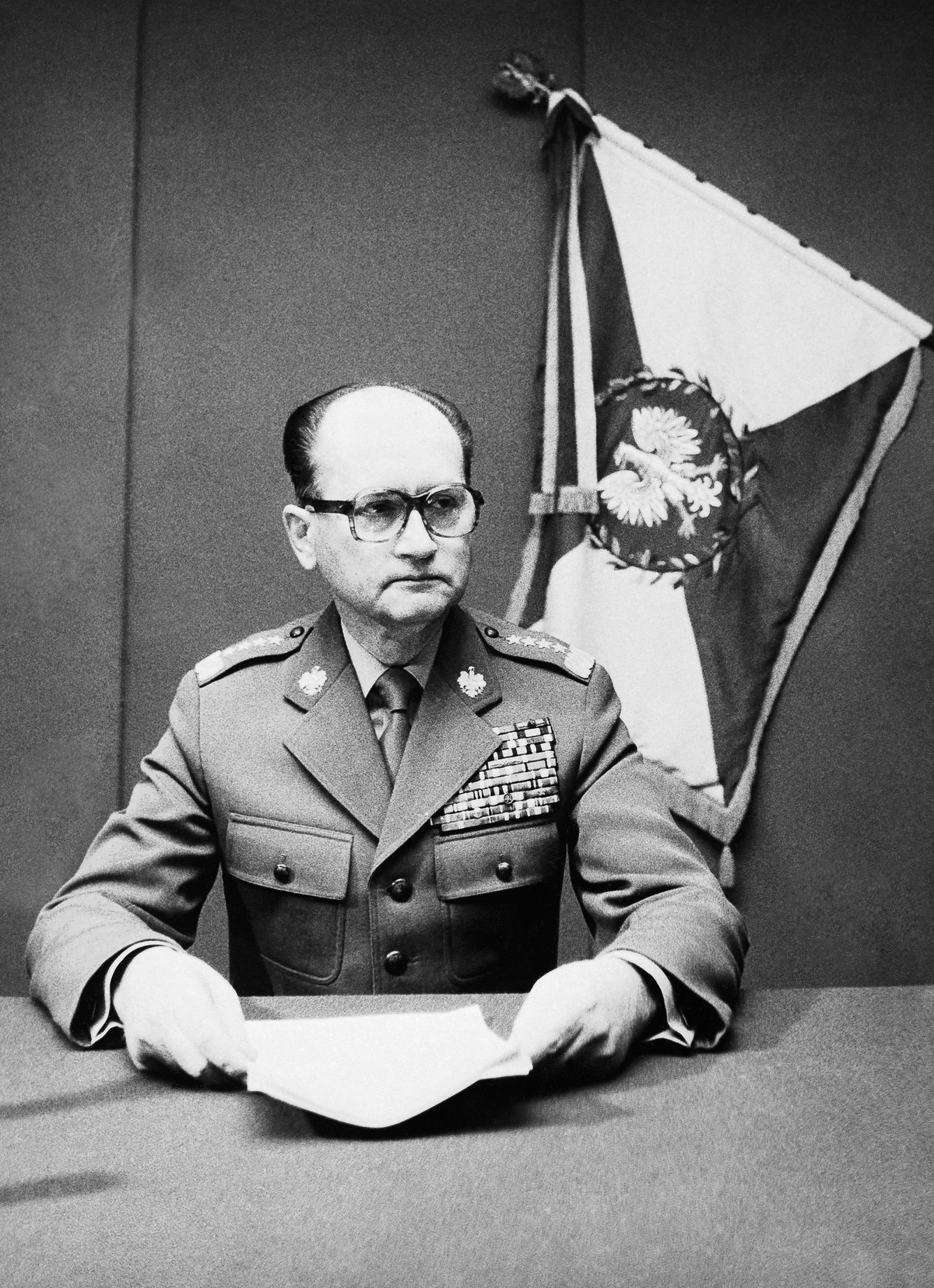 Generał Wojciech Jaruzelski wprowadza stan wojenny. Za chwilę ogłosi to w telewizji