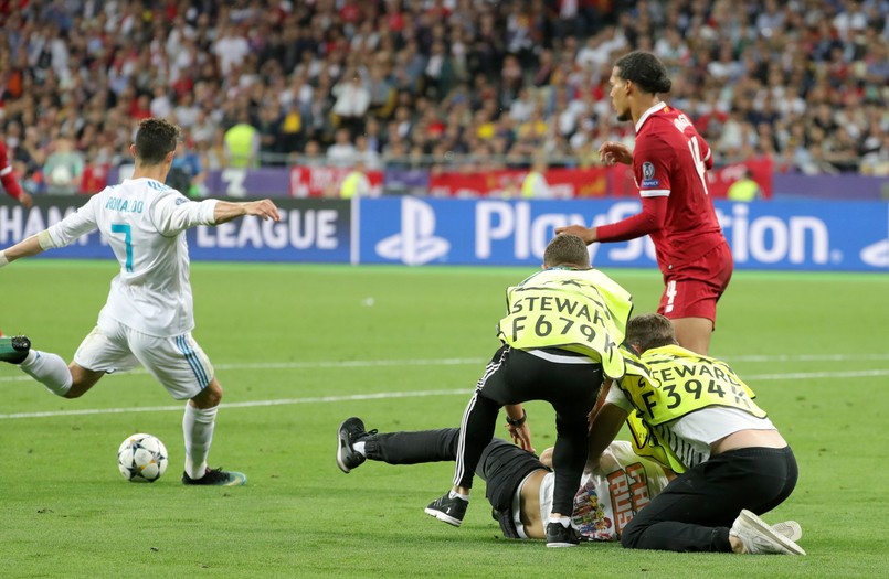 Wielki skandal w finale Ligi Mistrzów. Kibic przeszkodził Cristiano Ronaldo w strzeleniu gola