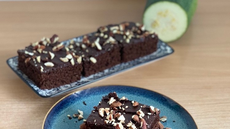 Kakaovo cuketový perník s jablkom aj orieškami. 