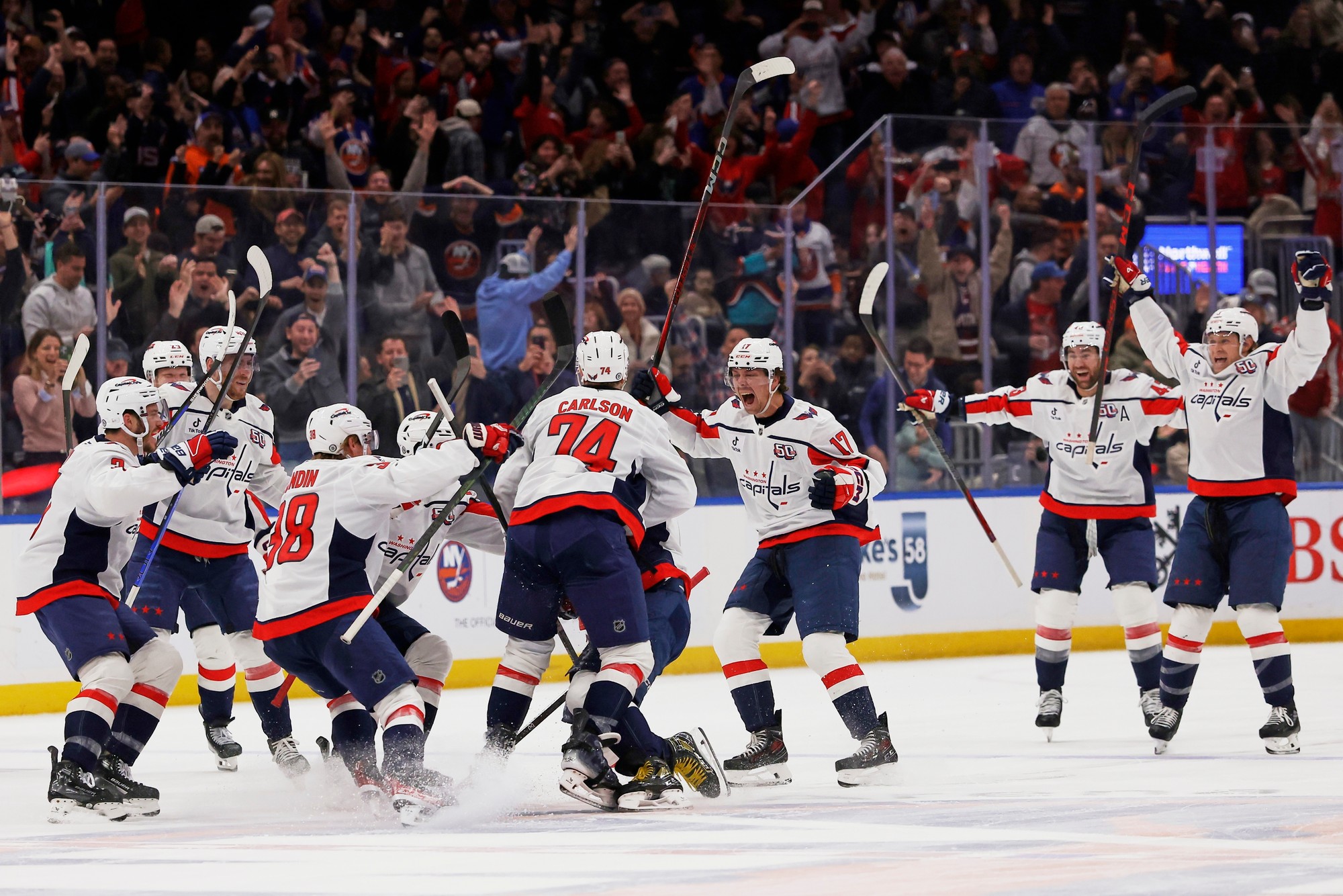 Ruský hokejista Alexander Ovečkin sa teší so spoluhráčmi z Washingtonu Capitals. 