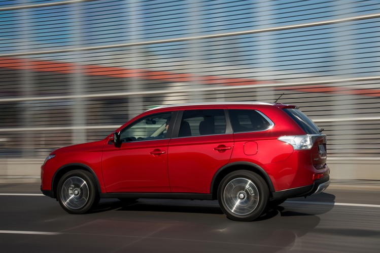 W cenniku pojawiła się nowa wersja outlandera o nazwie 2.0 Intense Plus 2WD z pięciobiegową skrzynią manualną