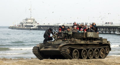 Szokujące sceny na plaży w Dziwnowie. Wojsko gnało między plażowiczami