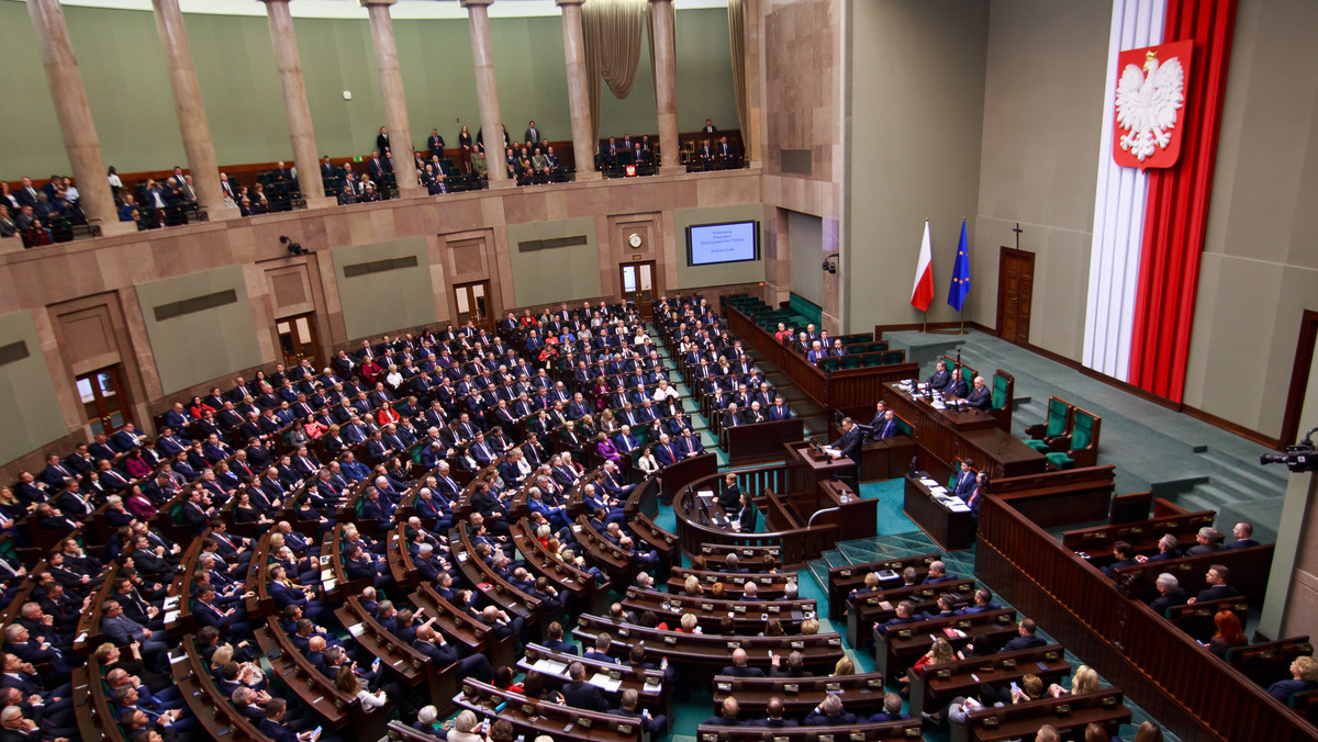 Zjednoczoną Prawicę i Koalicję Obywatelską dzieli tylko jeden punkt procentowy, a Polska 2050 zrównała się głosami z Konfederacją. W sejmie znalazłaby się jeszcze Lewica - wynika z najnowszego sondażu Kantar Public. Progu wyborczego nie przekroczyły PSL, Kukiz'15 oraz Porozumienie Jarosława Gowina.