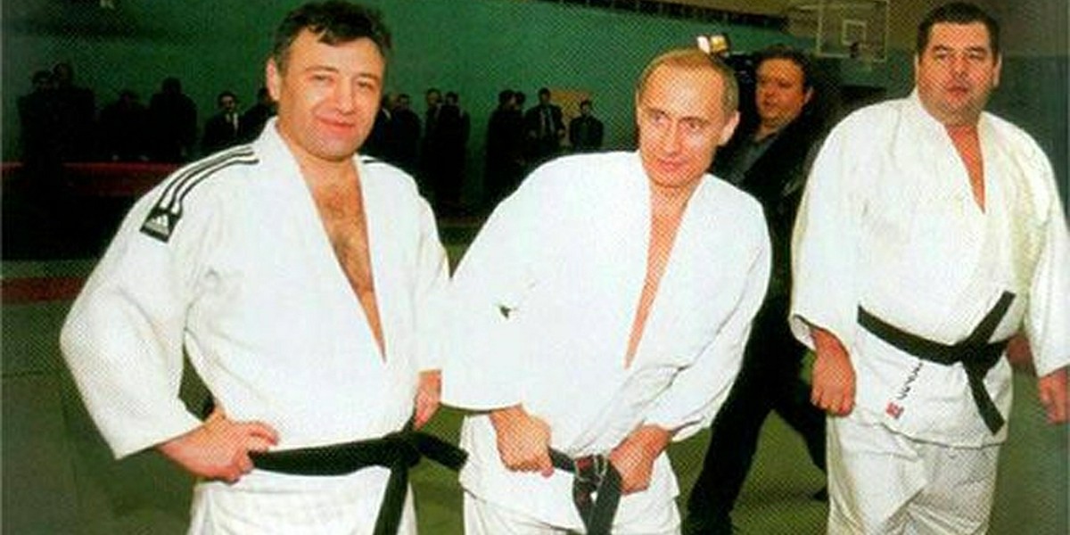 Wojna na Ukrainie. Władimir Putin (w środku) stracił czarny pas Światowej Federacji Taekwondo