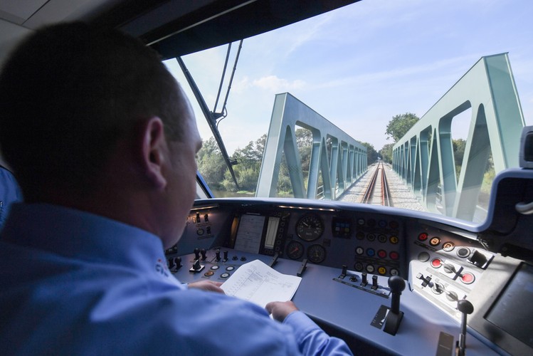 Zgodnie z polityką rządu nowy pociąg to jednostka o niskiej emisji spalin. Pociąg napędzany jest przez silniki elektryczne zasilane prądem pochodzącym z wodorowych ogniw paliwowych. Na razie po niemieckich torach będą kursowały dwa tego typu składy. Jednak zapotrzebowanie jest dużo większe.