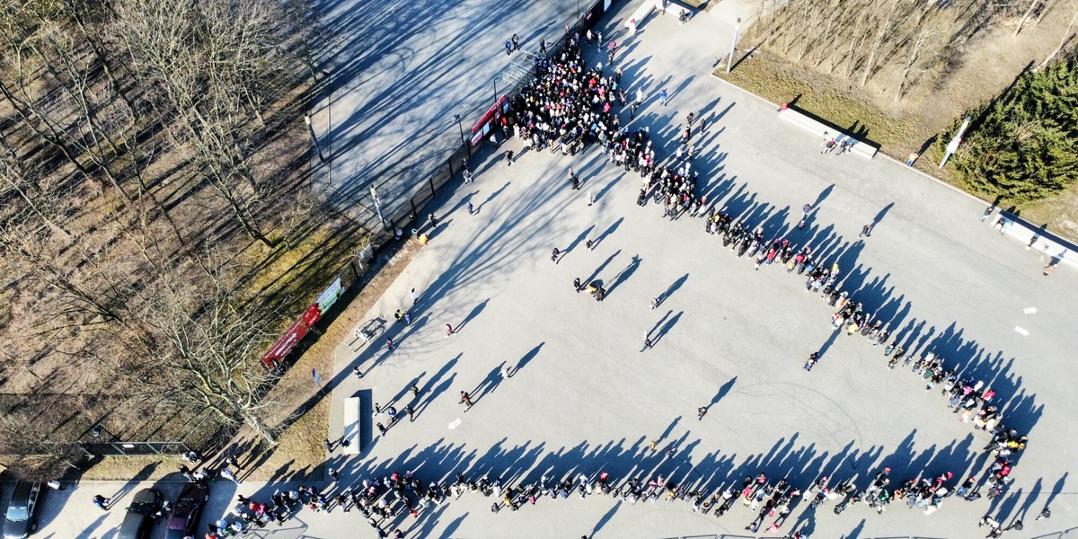 Kolejna Ukraińców pod centralnym punktem nadawania numerów PESEL na Stadionie PGE Narodowym.