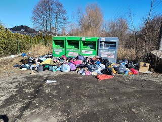 Tak wygląda „segregacja” tekstyliów w praktyce. Za daleko do PSZOK, dzikie wysypiska stałym elementem miejskiego krajobrazu