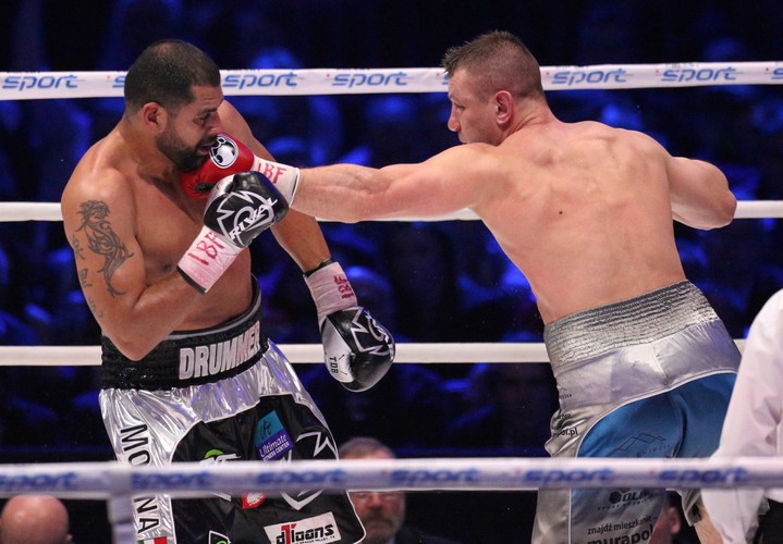 Tomasz Adamek (P) i Amerykanin Eric Molina (L) podczas walki w wadze ciężkiej o pas IBF Inter-Continental, w trakcie gali bokserskiej Polsat Boxing Night