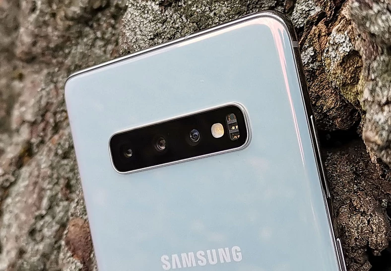 Samsung Galaxy S10+ jest pierwszym smartfonem Koreańczyków z potrójnym aparatem z prawdziwego zdarzenia. Wczesniejsze próby w modelach Galaxy A7 i Galaxy A9 nie należały bowiem do zbyt udanych.