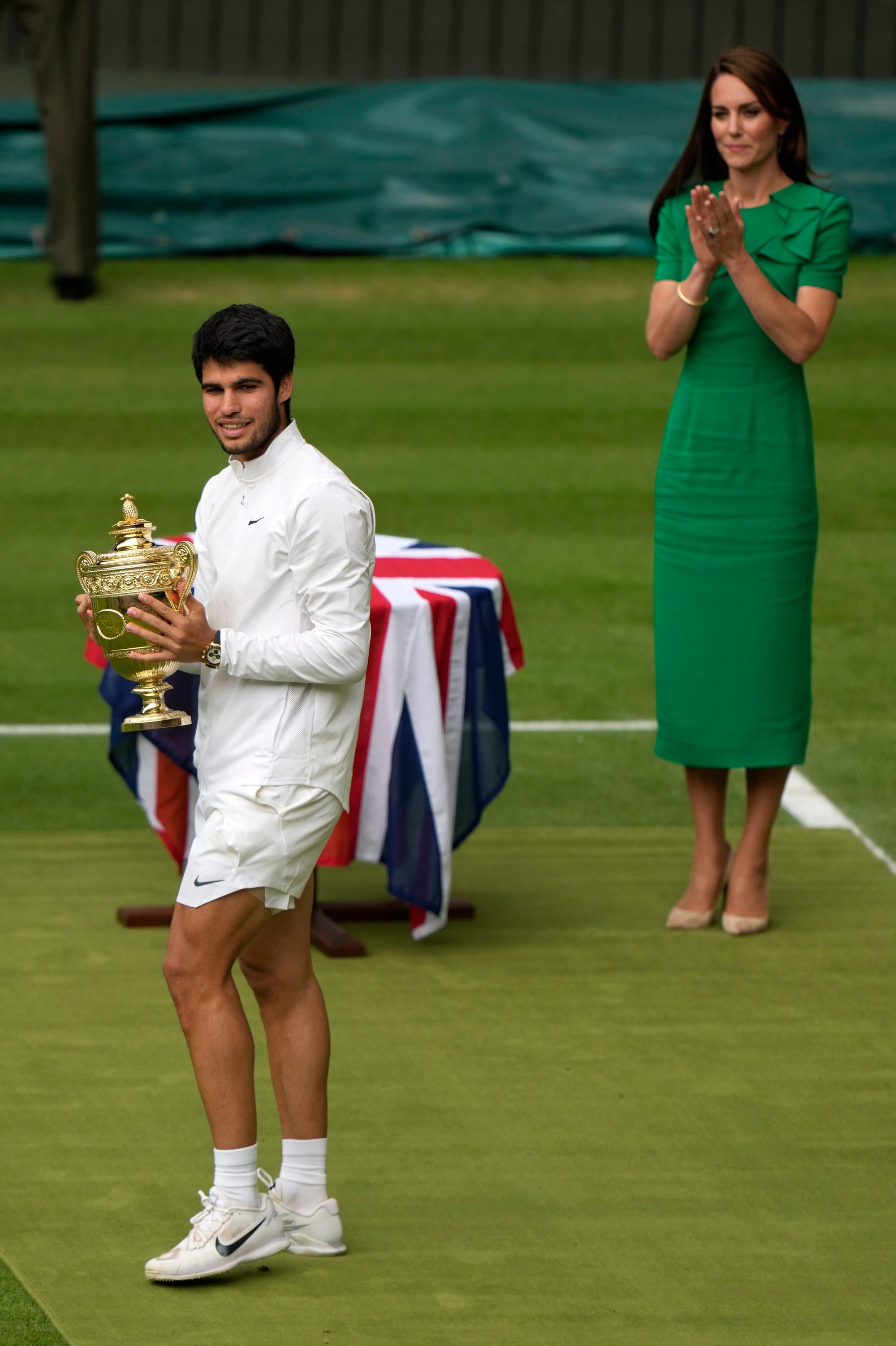 Srbský tenista Novak Djokovič s trofejou z Wimbledonu 2023.