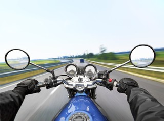 Sejm poparł poprawkę Konfederacji umożliwiającą motocyklom jazdę po buspasach do 2028 r.