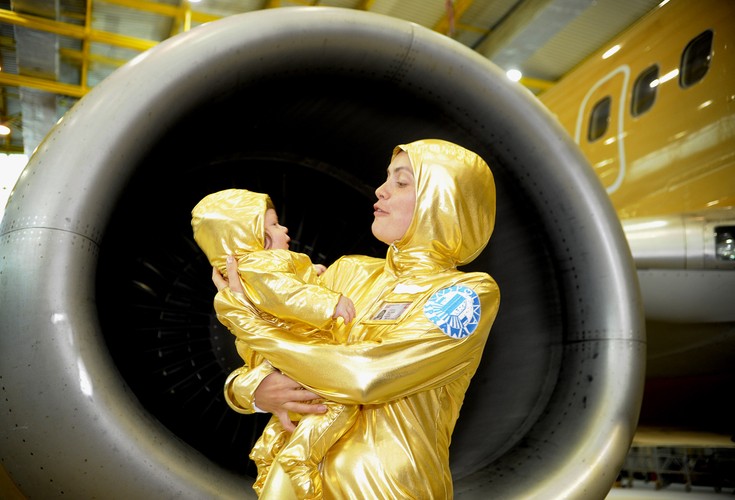 Akcja artystyczna Pawła Althamera - 'Wspólna Sprawa'. Około 160 mieszkanców bródna, przebranych w złote stroje astronautów, wyleciało pomalowanym na złoto samolotem do Brukseli. Uczcili tym XX rocznicę odzyskania wolności w Europie Środkowej