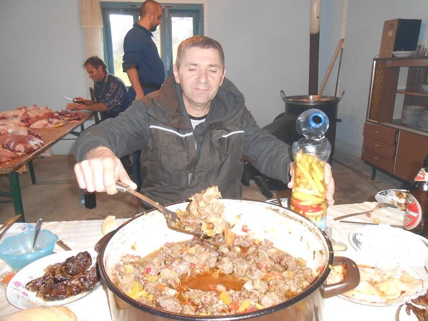 "Posle dva dana udarničkog rada oko mesa, ono koje smo usolili i ostavili ide u pušnice da se suši i dimi"