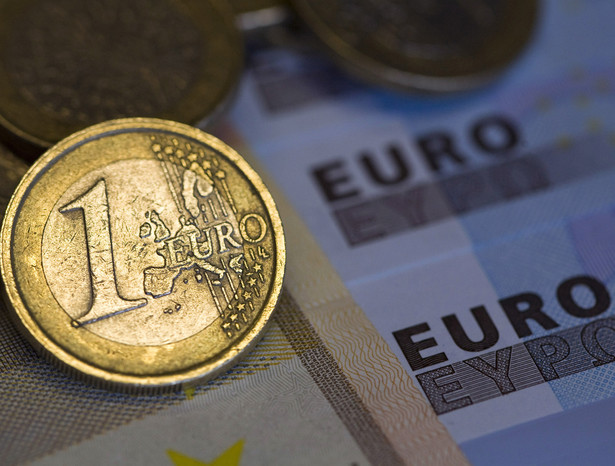 Euro w trzecim kwartale spadnie do 1,13 dolara, pod koniec roku do 1,08 dolara i zbliży się do parytetu z dolarem, czyli 1: 1, w roku 2011. Dopiero potem wspólna waluta europejska może odbić - twierdzi strateg walutowy TD Securities w Toronto.