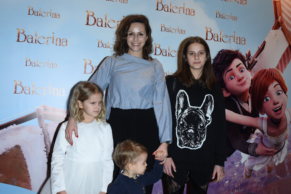 Monika Mrozowska z dziećmi na premierze filmu "Balerina"