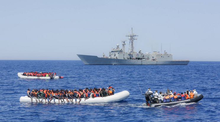 Tízezrek érkeznek Olaszországba a tengeren át / Fotó: AFP