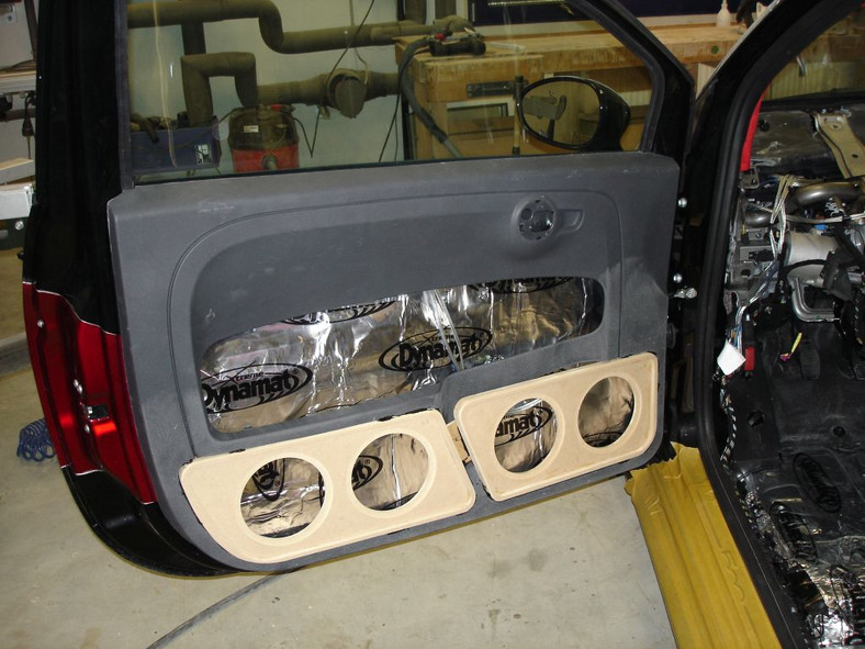Dopasowanie paneli do fabrycznego plastikowego poszycia drzwi Fiata 500.
