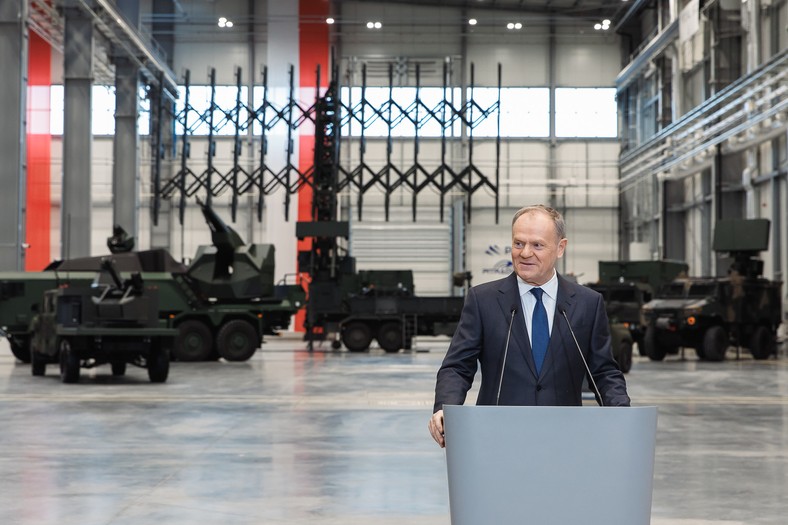 Premier Donald Tusk na podpisaniu umowy, w tle system SAN.