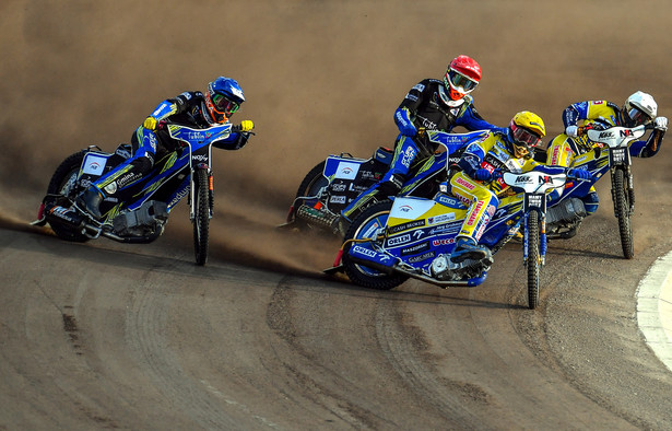 Mikkel Michelsen (kask czerwony) i Dominik Kubera (niebieski) z drużyny Motor Lublin oraz Bartosz Zmarzlik (żółty) i Anders Thomsen (biały) z zespołu Moje Bermudy Stal Gorzów Wlkp. podczas meczu żużlowej Ekstraligi, na stadionie MOSiR "Bystrzyca"