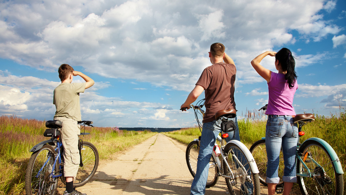 Według CBOS na rowerze jeździ 70 proc. Polaków, w tym systematycznie 22 proc., od czasu do czasu 35 proc., a 13 proc. tylko okazjonalnie. Prawie co trzeci dorosły badany (30 proc.) w ogóle nie korzysta z roweru. Częściej jeżdżą kobiety niż mężczyźni, a rower jest popularniejszy na wsiach i w miasteczkach.