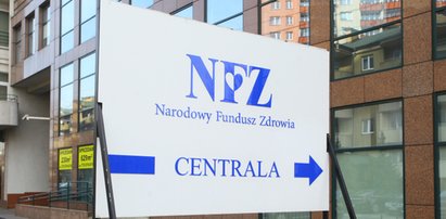 Premier obiecywał - miało być skromnie i oszczędnie. W NFZ chyba o tym nie słyszeli. Coś niebywałego!