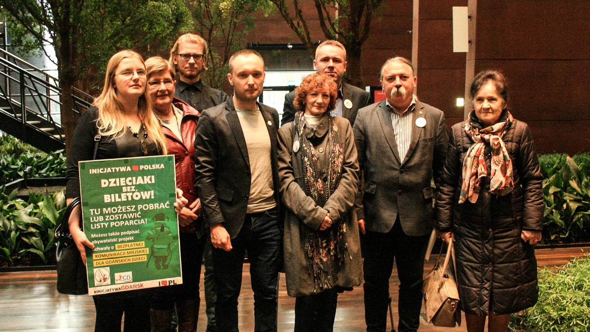 Działacze kilku lewicowych organizacji zebrali trzy tysiące podpisów pod inicjatywą uchwałodawczą, która ma wprowadzić w Gdańsku bezpłatną komunikację dla dzieci w wieku do 15 lat. Teraz o wszystkim zadecydują miejscy radni. Głosowania w tej sprawie można spodziewać się za kilka miesięcy.