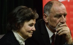 Jak mieszkają rodzice Andrzeja Dudy? Szafa z dewocjonaliami, minibiurko...