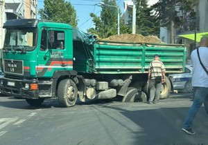 Kamion propao kroz Asfalt na Voždovcu