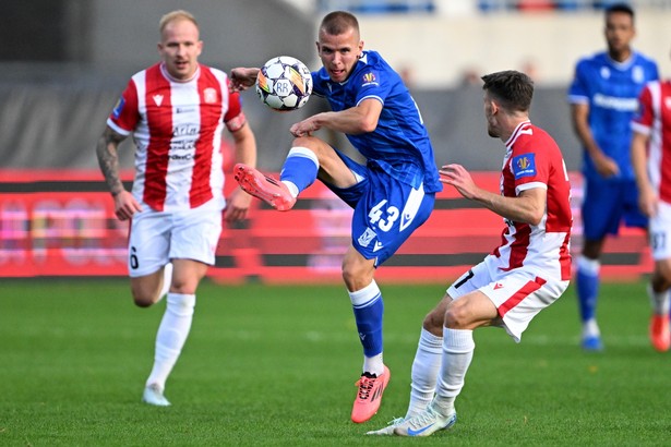 Piłkarz Resovii Rzeszów Bartłomiej Wasiluk (L) i Antoni Kozubal (C) z Lecha Poznań podczas meczu 1. rundy Pucharu Polski