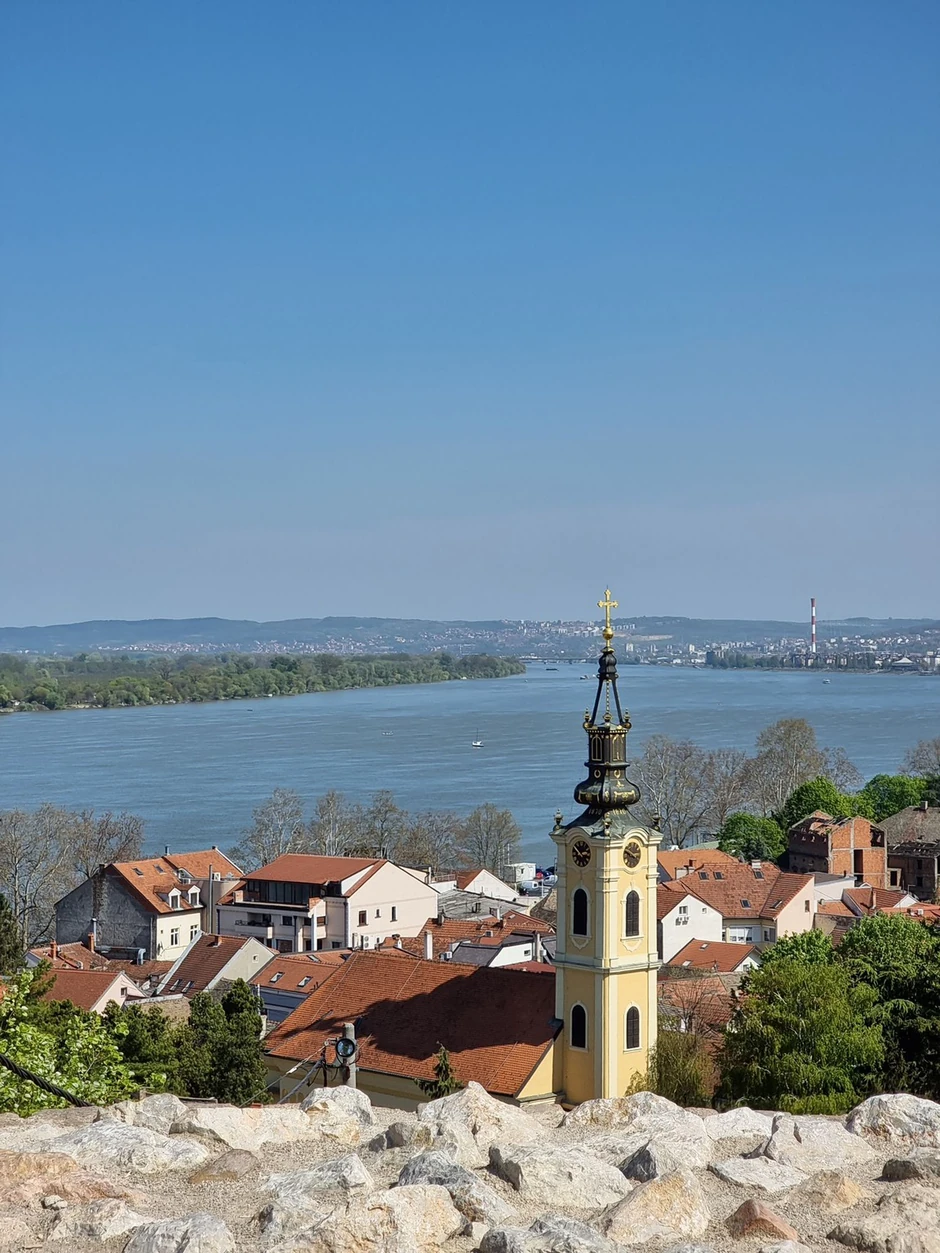 Pogled s Gardoša na Nikolajevsku crkvu i Dunav.