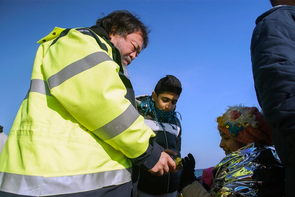 Umetnik je deci izbeglicama delio slatkiše