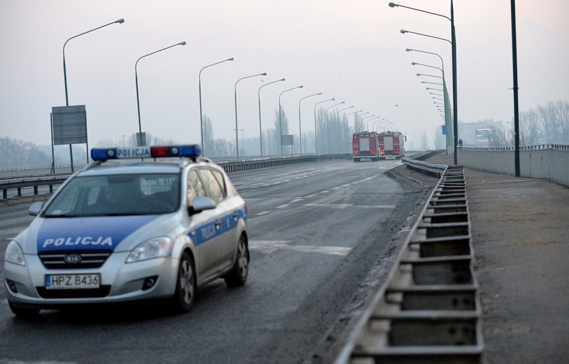 Odkształcona nawierzchnia jezdni na moście po pożarze. Przeprawa została zamknięta do odwołania ZOBACZ POŻAR MOSTU ŁAZIENKOWSKIEGO. ZDJĘCIA Z AKCJI GAŚNICZEJ >>>