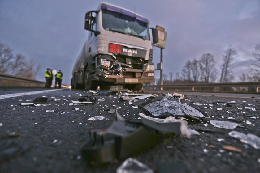 Karambol na S3. Tir wjechał w busa wiozącego dziecko