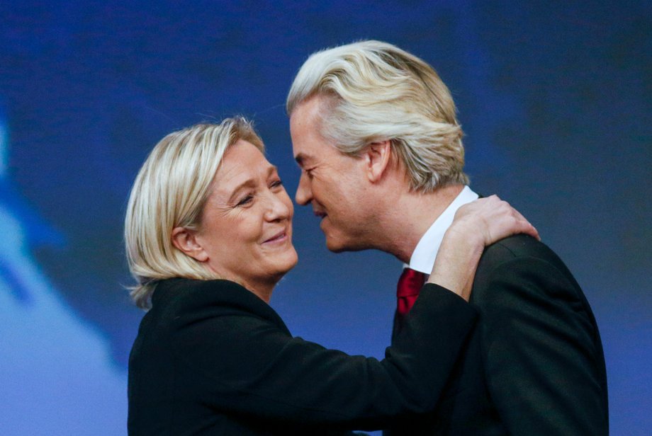 Marine Le Pen, France's National Front political party leader, kisses Netherland's Geert Wilders.