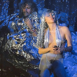 Miley Cyrus znów szokuje: trawka na scenie i srebrne nasutniki [ZDJĘCIA]