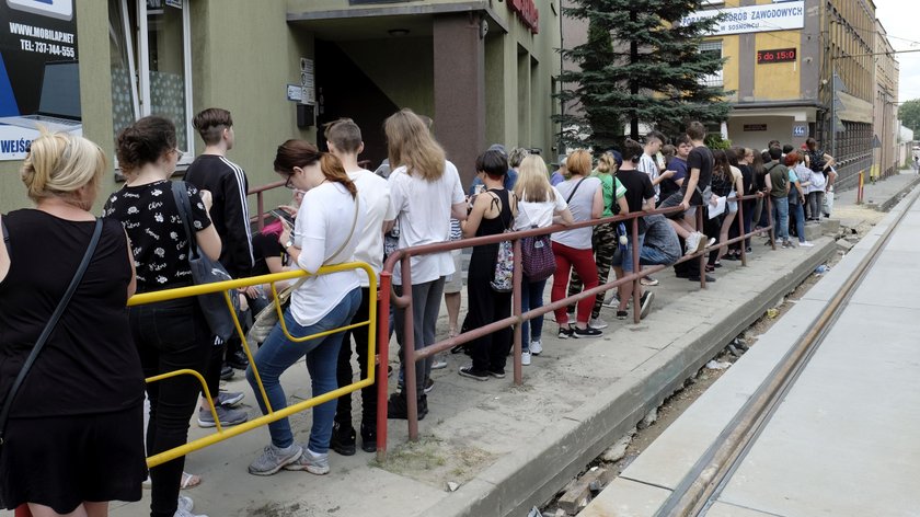 Sosnowiec. Uczniowie w gigantycznej kolejce po zaświadczenie