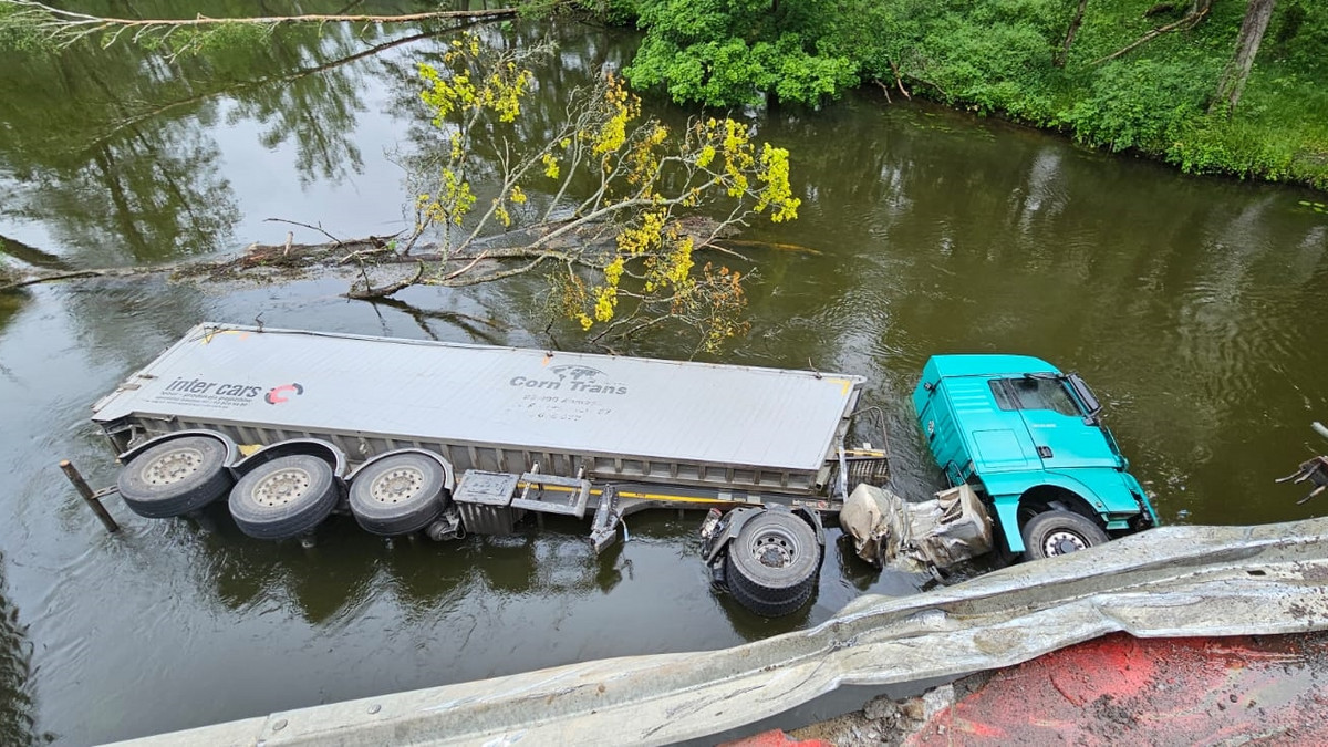 Kierowca ciężarówki wylądował w rzece! Co się stało?