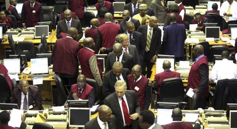 Traders on the floor of the Nigerian Stock Exchange. [Headtopics]