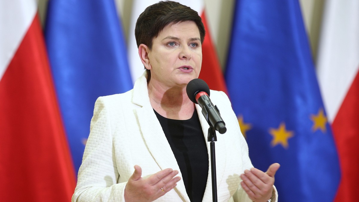 Nie ma w tej chwili planu, żeby wydłużać rok szkolny - powiedziała dziś wicepremier ds. społecznych Beata Szydło. Oceniła również, że do września, na kiedy ZNP planuje wznowienie strajku, pozostało sporo czasu na znalezienie porozumienia.