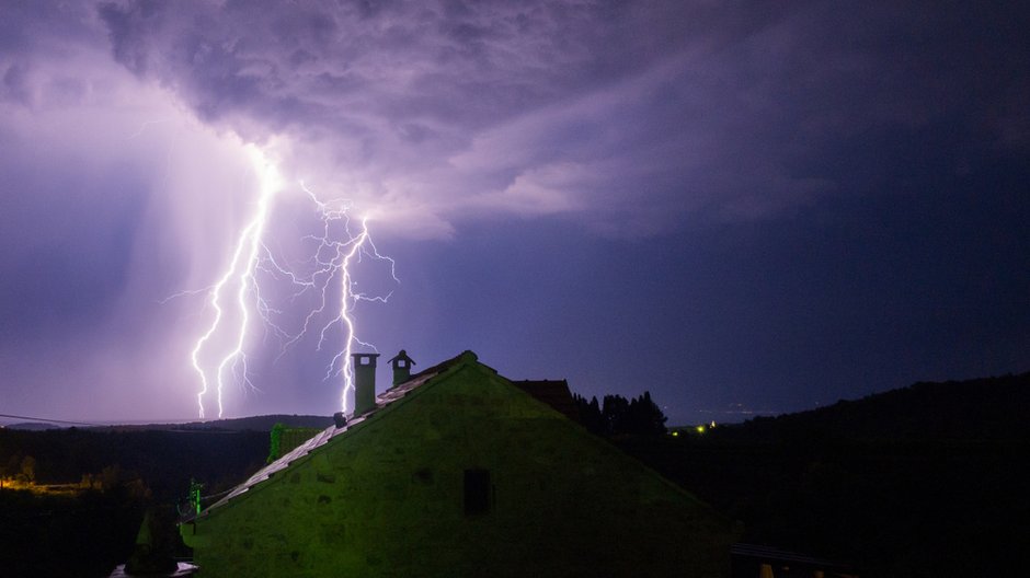 Jakie są skutki uderzenia pioruna w dom bez piorunochronu?