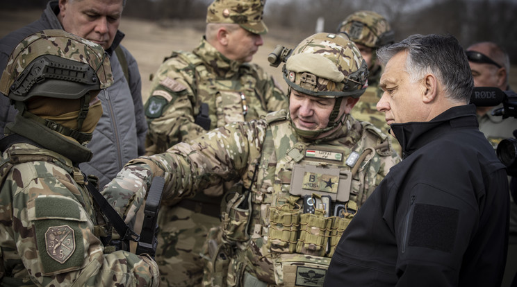 Orbán Viktor is a határra ment, személt tart a katonák között / Fotó: MTI/Miniszterelnöki Sajtóiroda/Fischer Zoltán