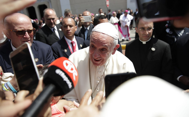 Przed mszą Franciszek objechał teren witając się z młodzieżą. Na zakończenie niedzielnej mszy ogłoszone zostanie miejsce następnych Światowych Dni Młodzieży.