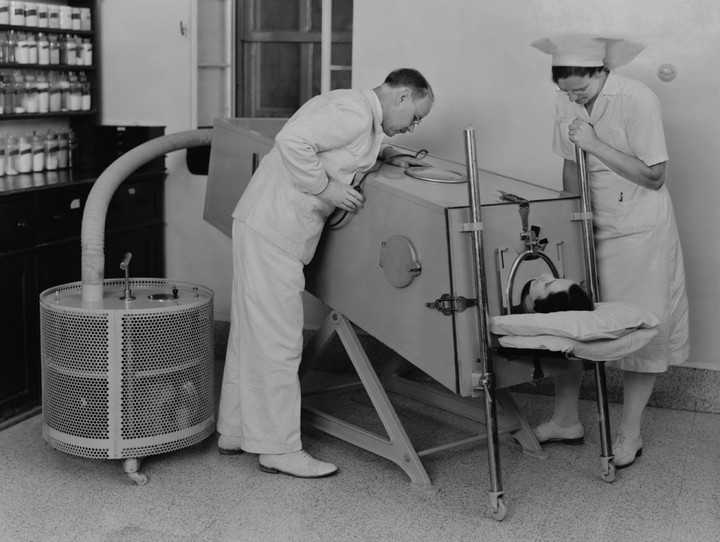 Pacjent chory na polio w tzw. żelaznym płucu, maszynie wspomagającej oddychanie/ 1940 rok. / fot. Everett Collection, Shutterstock 