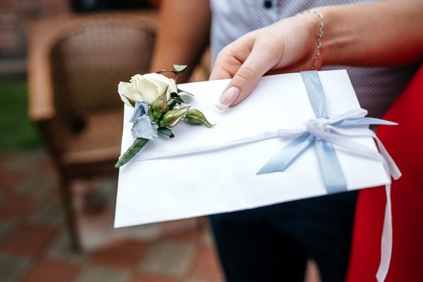 Podatek od prezentów ślubnych jest płacony tylko w przypadku przekroczenia limitów wysokości darowizny