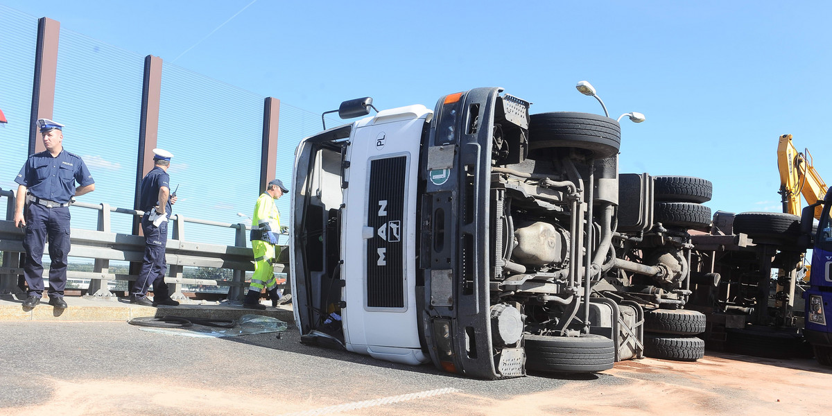 Wypadek ciężarówki na Trasie Siekierkowskiej